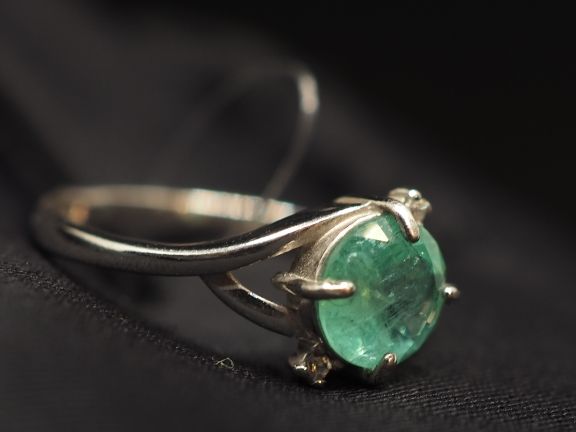 Серебряное кольцо с натуральным бериллом и фианитами - 137
