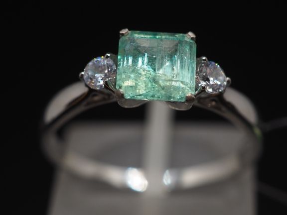 Серебряное кольцо с натуральным изумрудом и фианитами - 150
