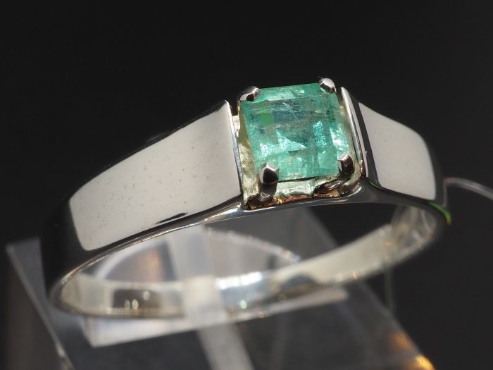 Серебряное кольцо унисекс с натуральным изумрудом - 200