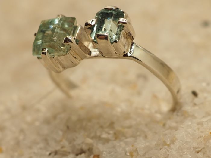 Серебряное кольцо 925 пробы с уральским бериллами-663