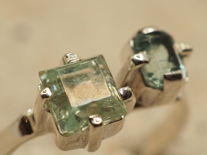 Серебряное кольцо 925 пробы с уральским бериллами-663
