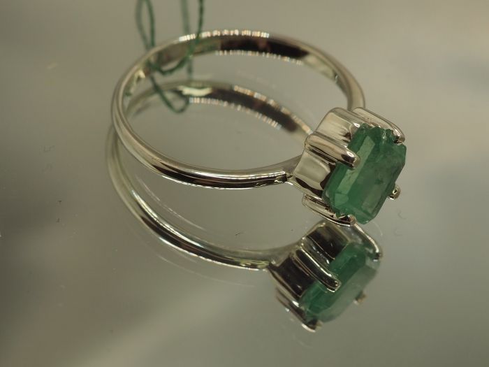 Серебряное кольцо с натуральным изумрудом-711