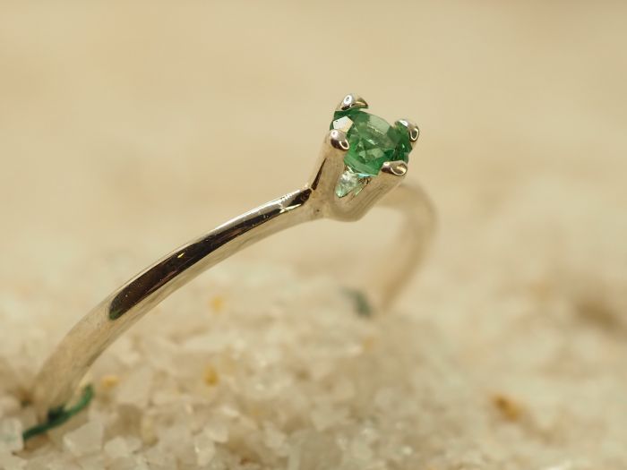Серебряное кольцо с натуральным изумрудом-759